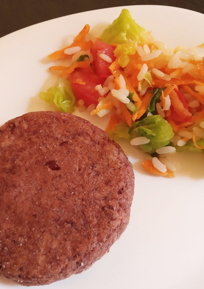 Una foto de Hamburguesa de porotos colorados y arroz: sin gluten y veganas