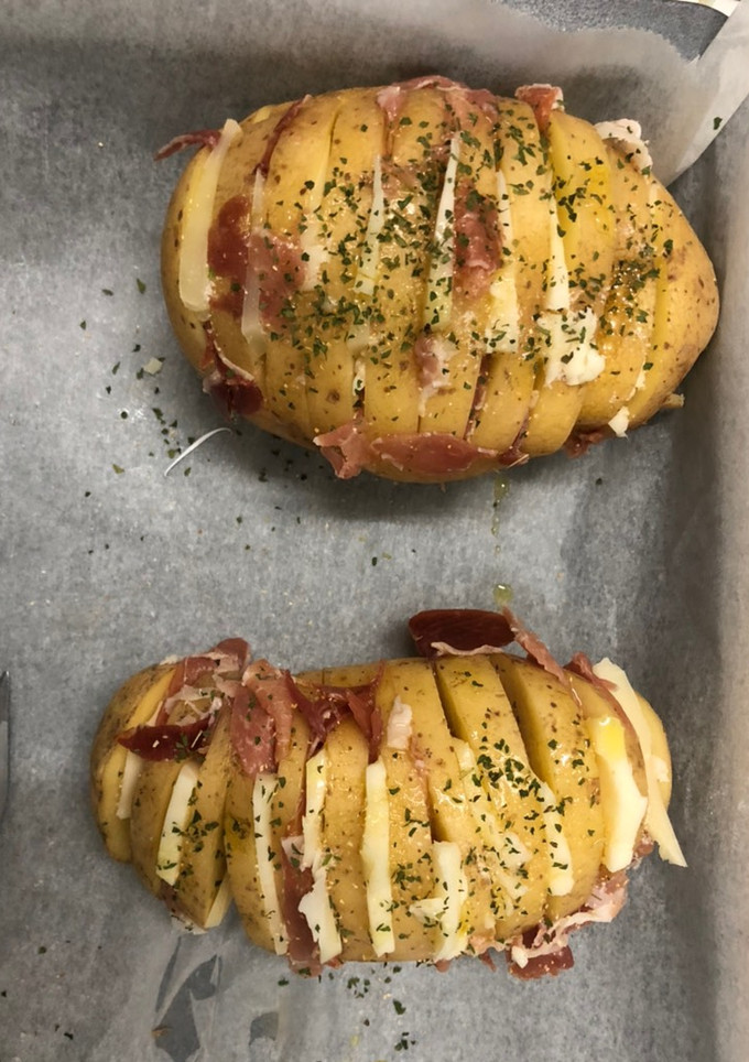 Una foto de Patatas rellenas de jamón y queso 🥔