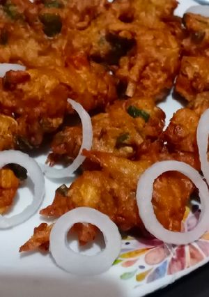 A picture of Mixed vegetable crispy pakoda.