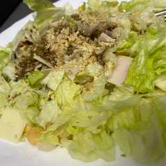 Una foto de Ensalada de garbanzos, pavo, queso, nueces y vinagre de Módena
