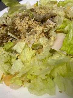 Una foto de Ensalada de garbanzos, pavo, queso, nueces y vinagre de Módena