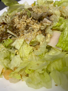 Una foto de Ensalada de garbanzos, pavo, queso, nueces y vinagre de Módena