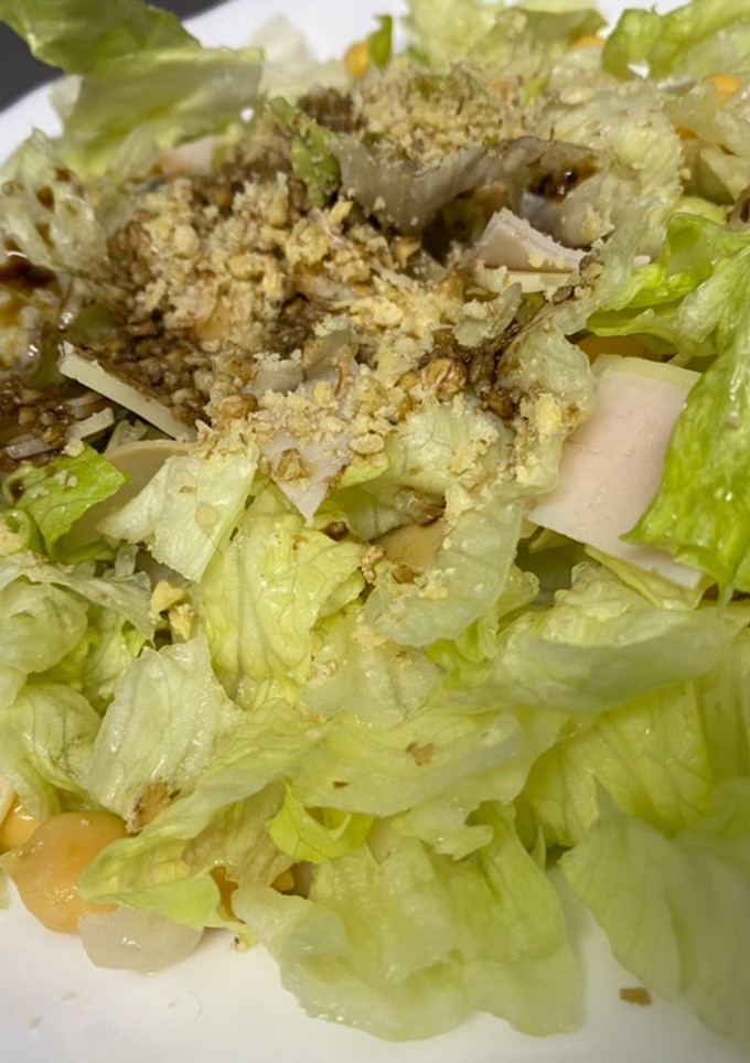 Una foto de Ensalada de garbanzos, pavo, queso, nueces y vinagre de Módena
