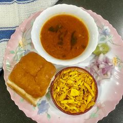 A picture of Maharashtrian Misal pav.