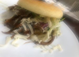 Una foto de Arepita de carne mechada