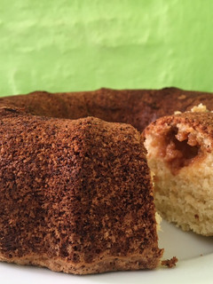 Una foto de Torta de coco y dulce de leche con mantequilla de maní 🥜