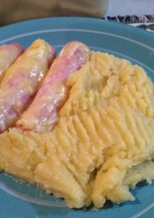 Una foto de Salchichas enrolladas en jamón y queso con puré con manteca