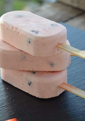 Una foto de Helado de frutilla y moras