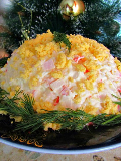 Фото Салат с крабовыми палочками и плавленым сыром.