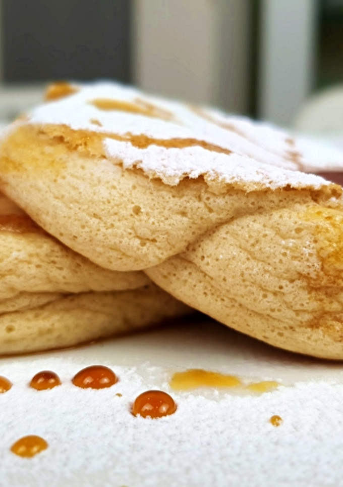 Una foto de Tortitas nube o tortitas soufflé japonesas
