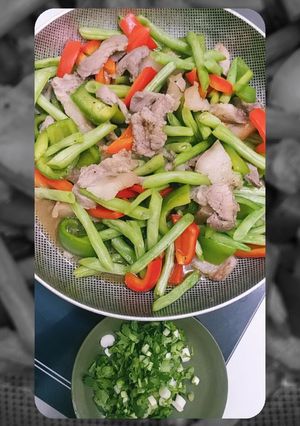 Hình của món Thịt heo xào đậu tây và ớt chuông.