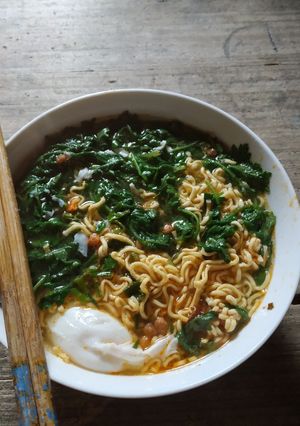 Hình của món Mì tôm trứng ngải cứu mùa cô vít.