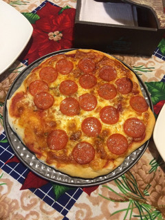 Una foto de Pizza - Especialidad de la casa "Pepperoni Queso" 🍕