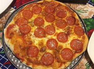 Una foto de Pizza - Especialidad de la casa "Pepperoni Queso" 🍕