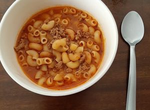 Una foto de Sopa de codito con carne molida