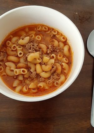 Una foto de Sopa de codito con carne molida