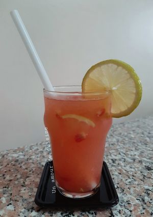 Une photo de Jus de pomélo, citron et grenade 🍹