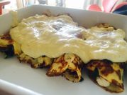 Una foto de pollo en salsa bechamel con champiñones