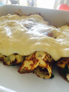 Una foto de Panqueques de pollo, champiñón y acelga con salsa blanca