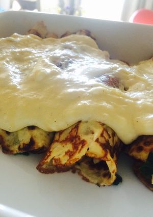 Una foto de Panqueques de pollo, champiñón y acelga con salsa blanca