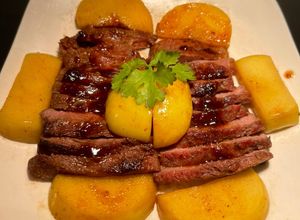 Hình của món Thịt bò áp chảo sốt táo.