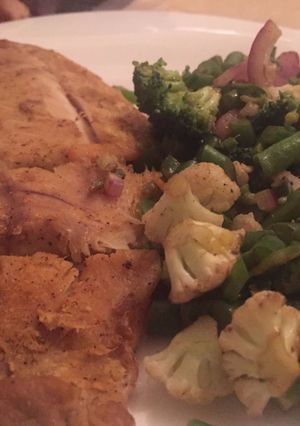 A picture of Chicken breast with french beans.