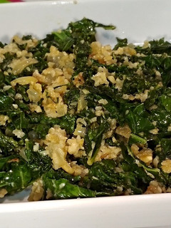 Una foto de Kale con crema de anacardo