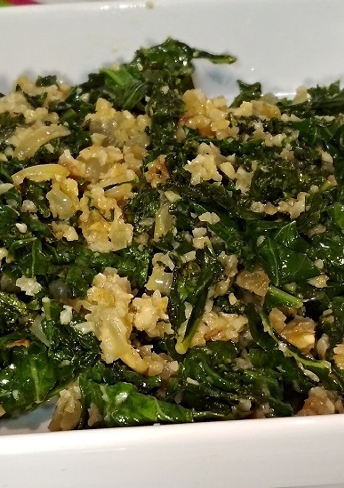 Una foto de Kale con crema de anacardo