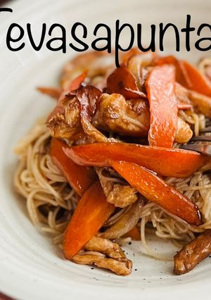 Una foto de Noodles de arroz con pollo y zanahorias 🥕 🐣 🥕 🐣 🌾