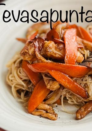 Una foto de Noodles de arroz con pollo y zanahorias 🥕 🐣 🥕 🐣 🌾