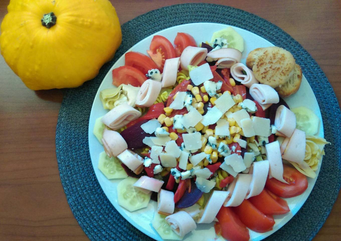 Ensalada mixta de pasta, verduras y queso de cabra empanado
