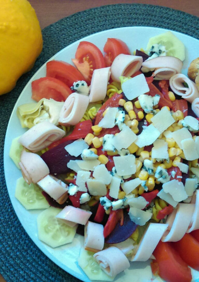 Una foto de Ensalada mixta de pasta, verduras y queso de cabra empanado