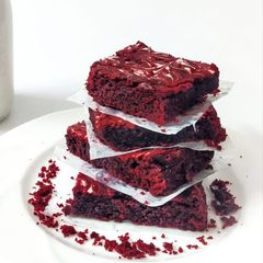A picture of Eggless red velvet brownie.