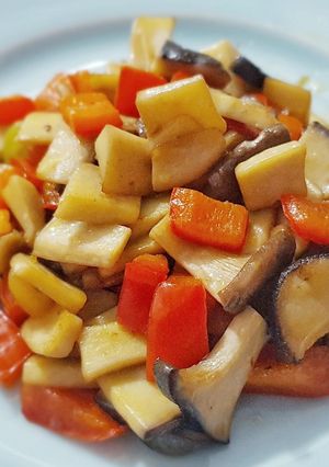 Hình của món Nấm xào ớt chuông.