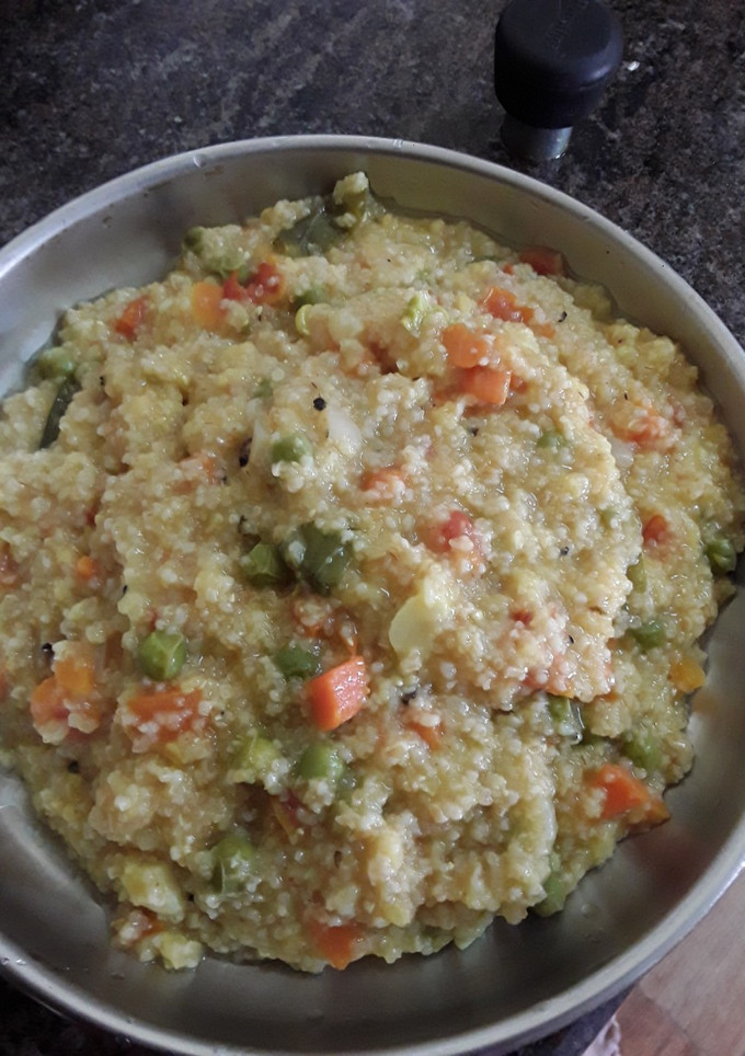 கோதுமை ரவா கிச்சடி செய்முறை முக்கிய புகைப்படம்