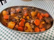 Une photo de pommes de terre, tomates romarin