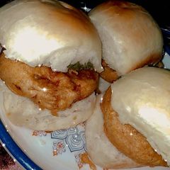 A picture of Vada pav/aloo chop burgers.