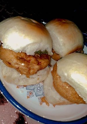 A picture of Vada pav/aloo chop burgers.
