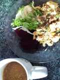 Zapallito revuelto con ensalada acompañado de una sopa licuada