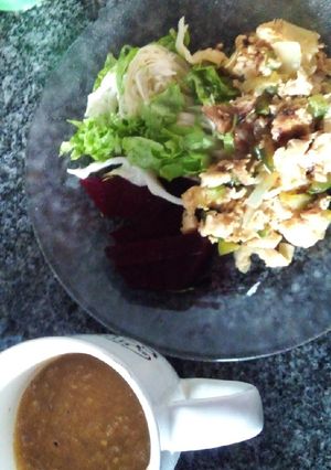Una foto de Zapallito revuelto con ensalada acompañado de una sopa licuada