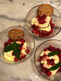 Fragoline di bosco e gelato alla vaniglia