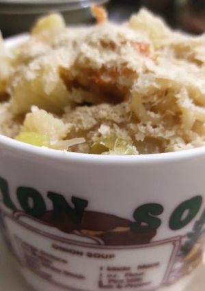 Una foto de Ramen vegano con coliflor, zanahoria y repollo