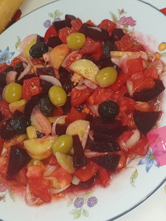صورة لوصفة سلطة الشمندر والطماطم 🍅