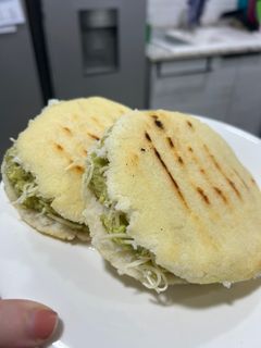 Una foto de Arepas de atún y aguacate