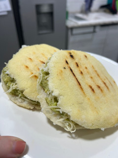 Una foto de Arepas de atún y aguacate