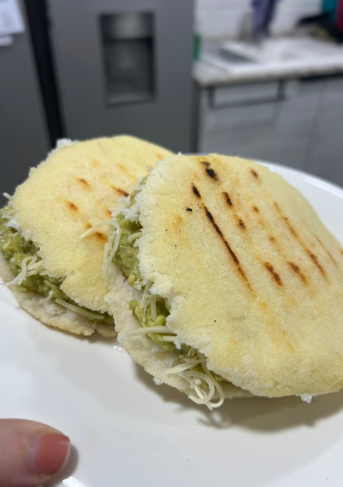 Una foto de Arepas de atún y aguacate