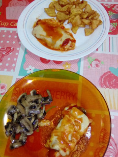 Una foto de Pechugas al horno con tomate, queso y champiñón