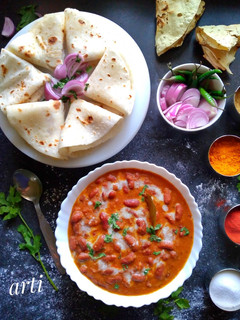 राजमा मसाला और चावल के आटे की रोटी (rajma masala aur chawal ke aate ki roti rec ipe in hindi) रेसिपी मुख्य फोटो
