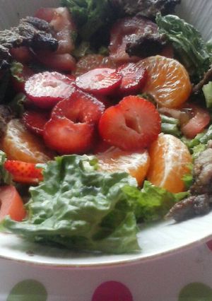 Una foto de Ensalada variada con tiritas de lomo