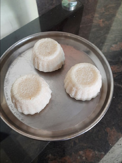 இளநீர் இட்லி (Elaneer idli recipe in tamil) செய்முறை முக்கிய புகைப்படம்